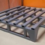 Металлические поддоны для склада: как выбрать под разные типы грузов