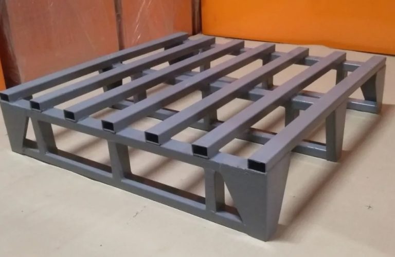 Металлические поддоны для склада: как выбрать под разные типы грузов
