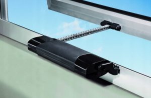 Электроприводы для окон в квартире и доме: зачем они нужны и когда установка действительно оправдана